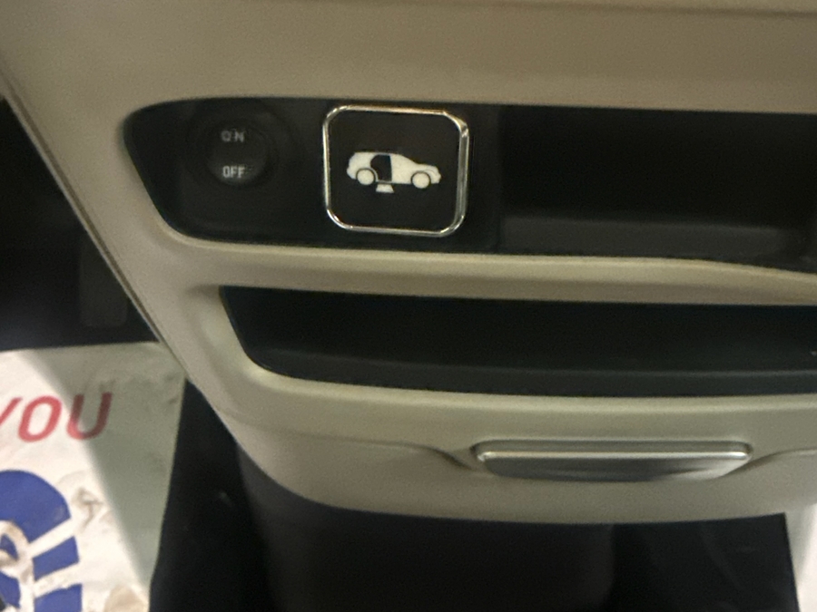 Black Chrysler Pacifica image number 10