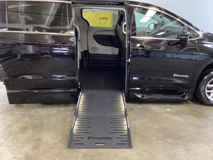 Número de imagen Chrysler Pacifica negro 3