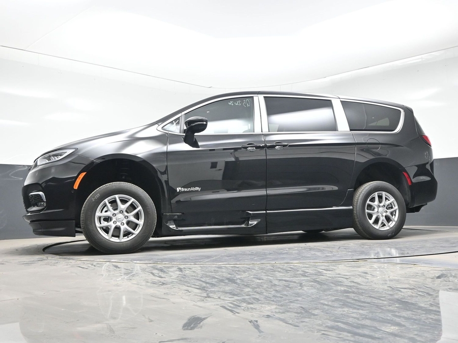 Black Chrysler Pacifica image number 16