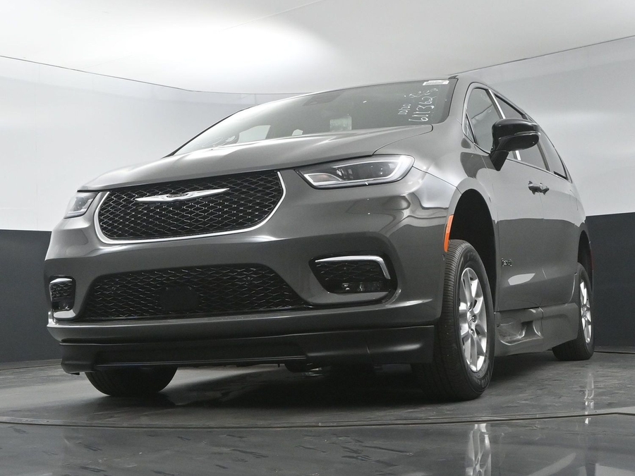 New 2025 Chrysler Pacifica Select Safety - BraunAbility Side Entry Entry Fold Out Automatic Ramp