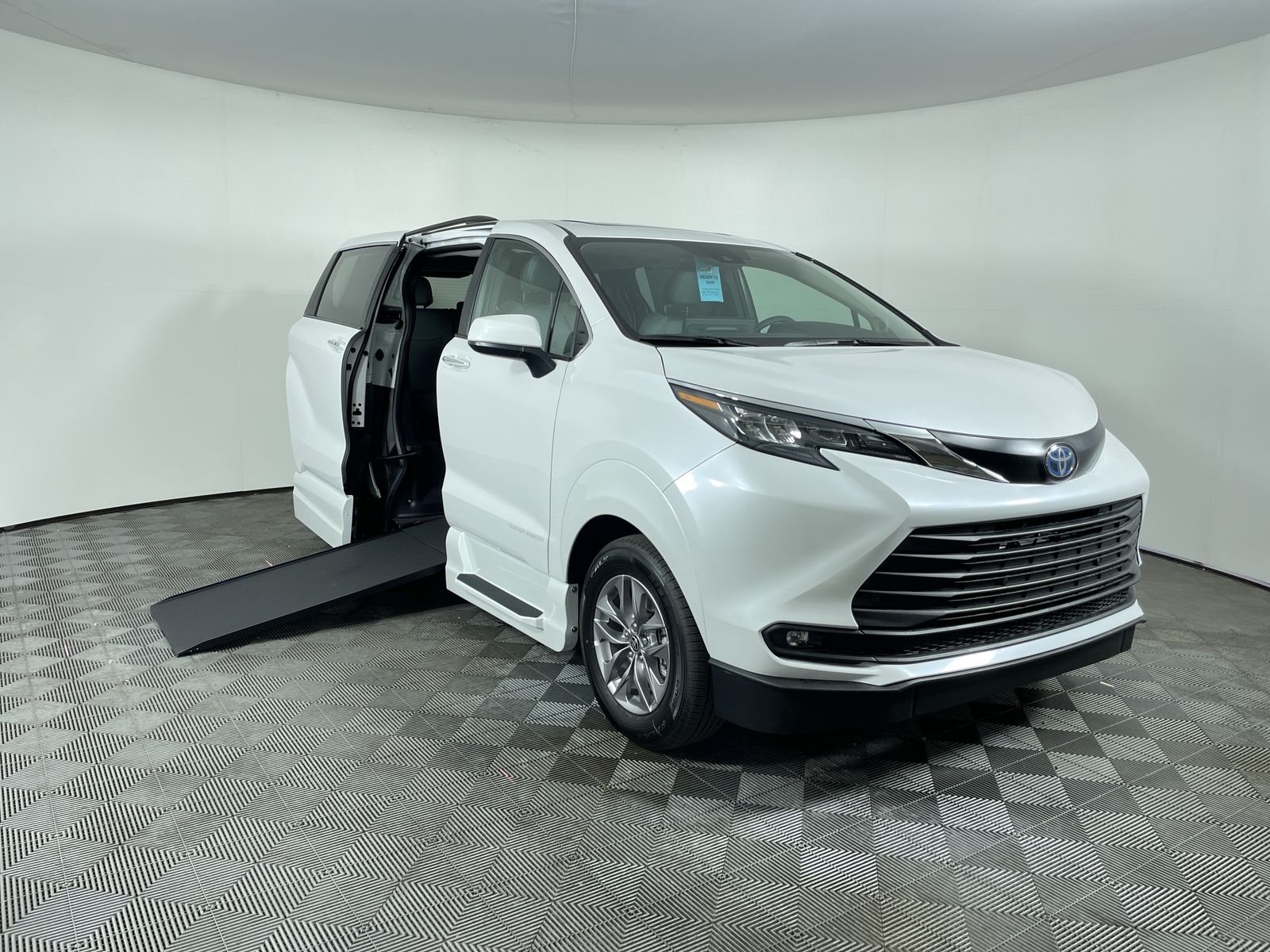 2025 Toyota Sienna AWD XLE Plus