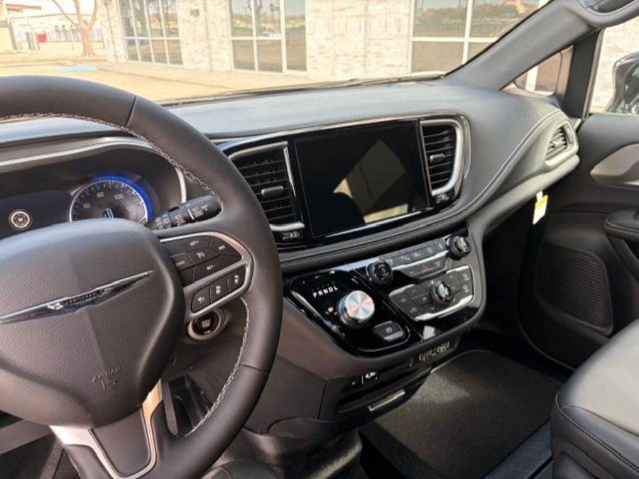 Black Chrysler Pacifica image number 11