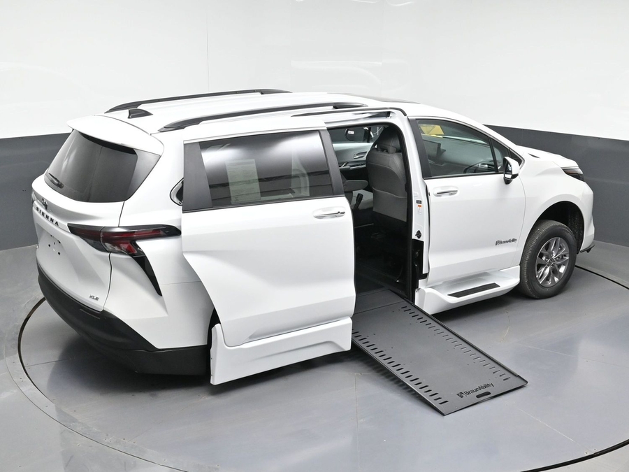 New 2026 Toyota Sienna Hybrid XLE Base - BraunAbility Side Entry Entry In Floor Automatic Ramp