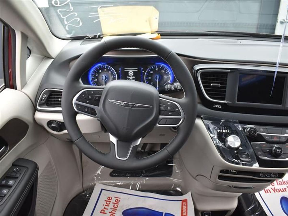 Red Chrysler Voyager image number 22