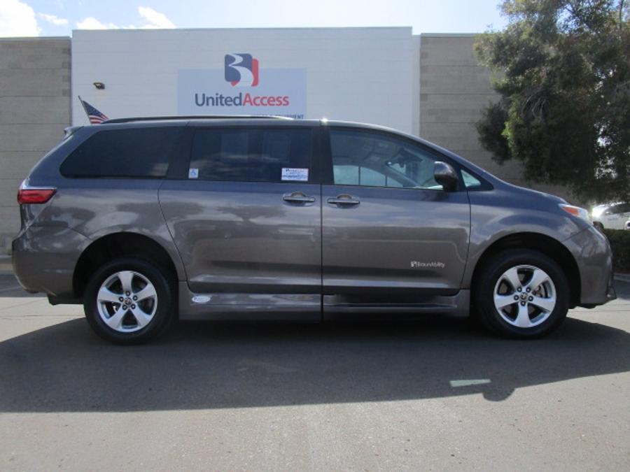 Used 2020 Toyota Sienna LE - BraunAbility Side Entry Entry Fold Out Automatic Ramp