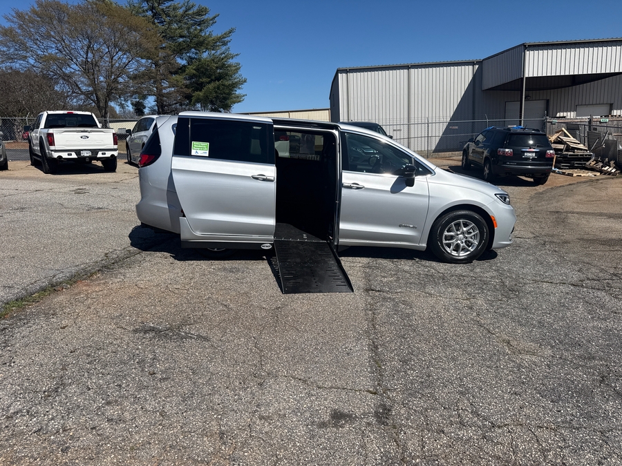 Silver Chrysler Pacifica image number 11