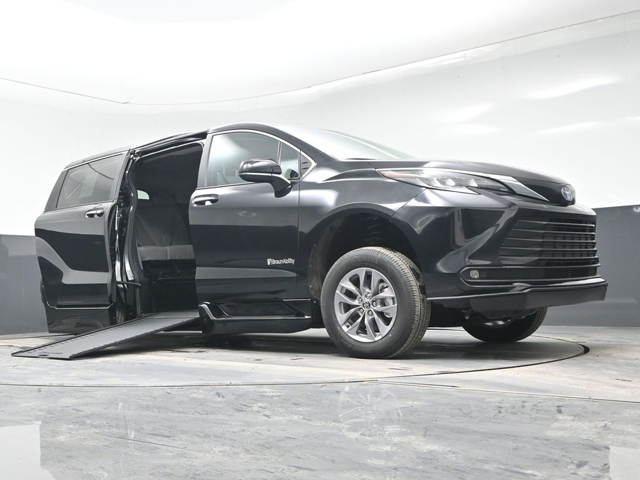 Black Toyota Sienna image number 18