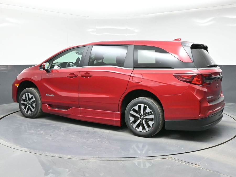 Red Honda Odyssey image number 1