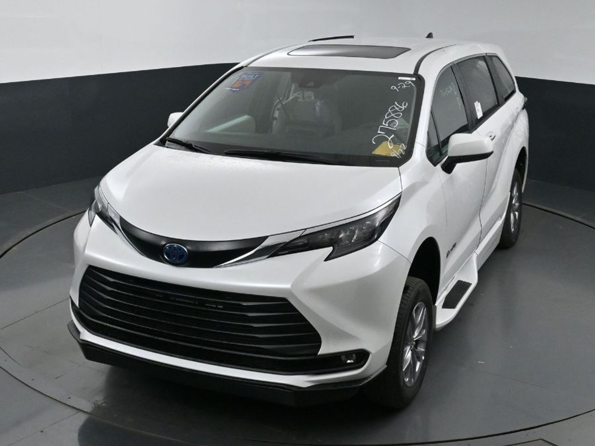 White Toyota Sienna image number 22