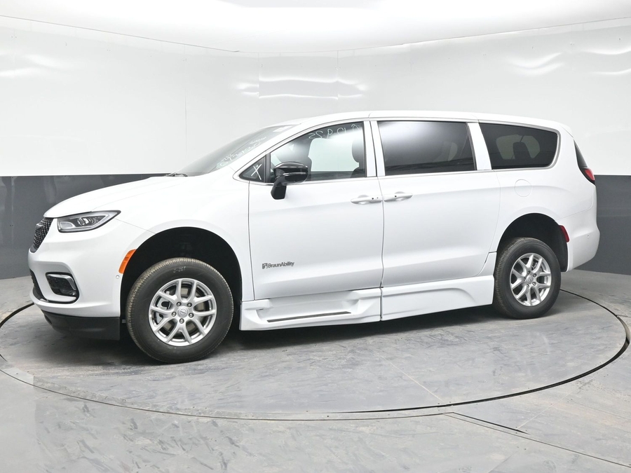 New 2025 Chrysler Pacifica Select Plus - BraunAbility Side Entry Entry In Floor Automatic Ramp