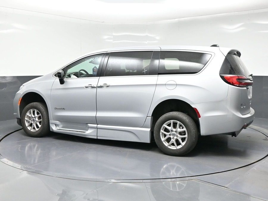 Silver Chrysler Pacifica image number 1