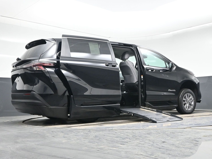 Black Toyota Sienna image number 21