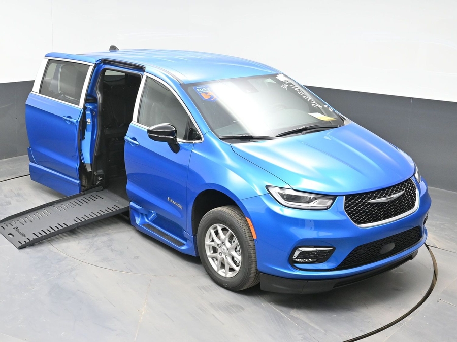 Blue Chrysler Pacifica image number 7