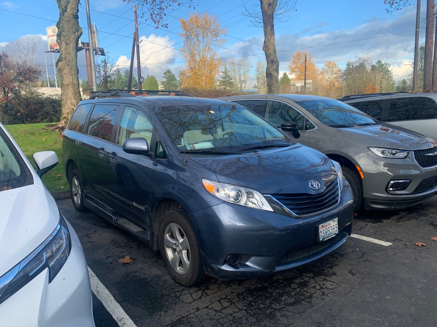 2014 Toyota Sienna LE's photo