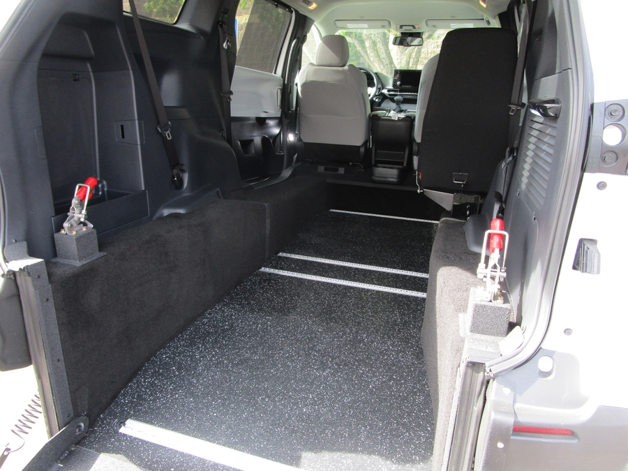 White Toyota Sienna image number 7