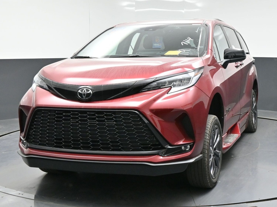 New 2026 Toyota Sienna Hybrid XSE Sport - BraunAbility Side Entry Fold Out Automatic Ramp