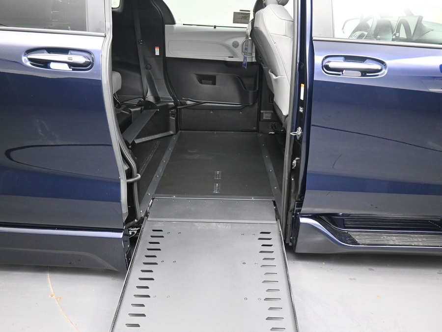 New 2026 Toyota Sienna Hybrid XLE Base - BraunAbility Side Entry In Floor Automatic Ramp