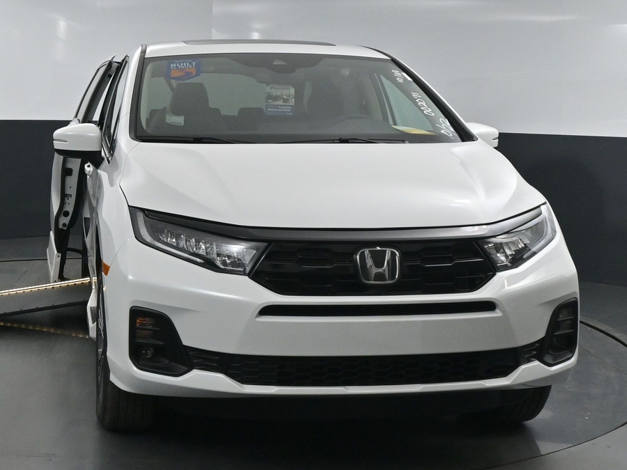 White Honda Odyssey image number 1