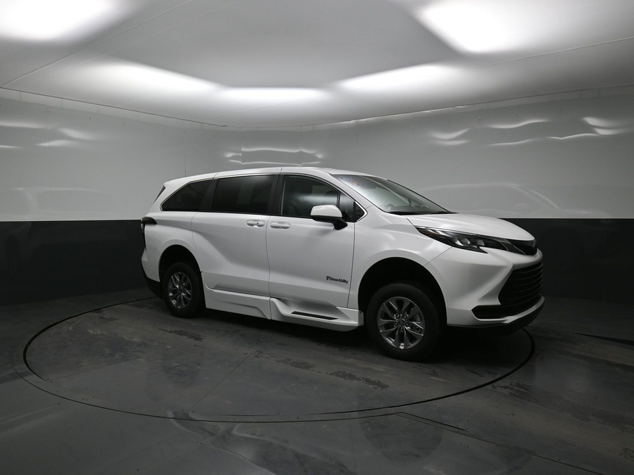 New 2025 Toyota Sienna Hybrid LE - BraunAbility Side Entry Entry Fold Out Automatic Ramp