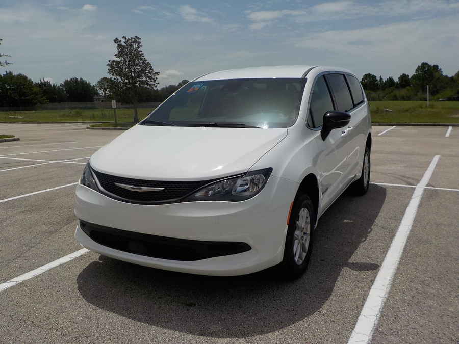 White Chrysler Voyager image number 15