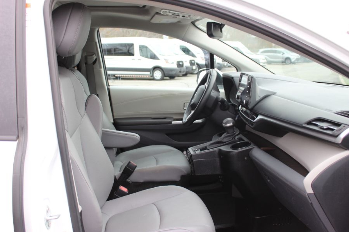 2023 TOYOTA SIENNA - Image 9
