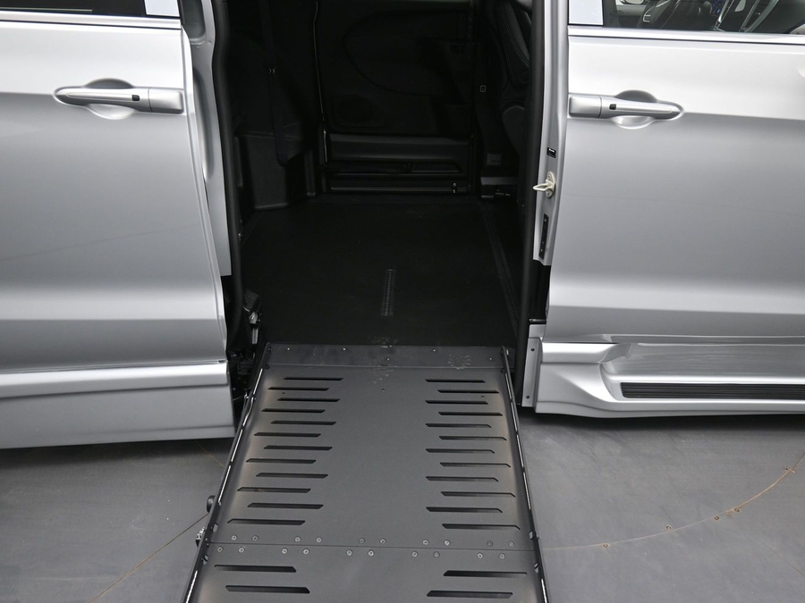 Silver Chrysler Pacifica image number 20