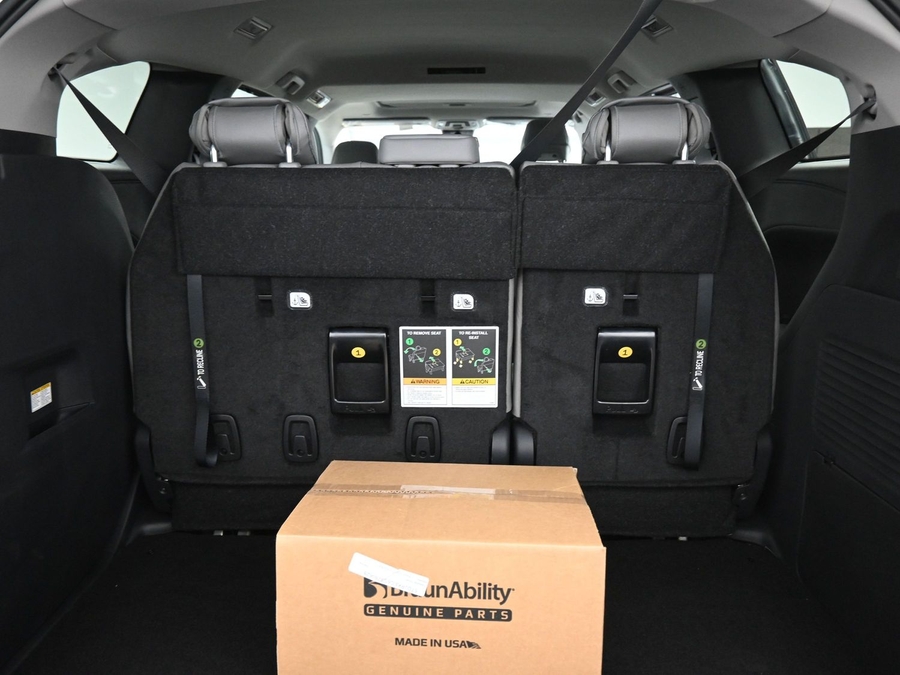 Silver Toyota Sienna image number 13