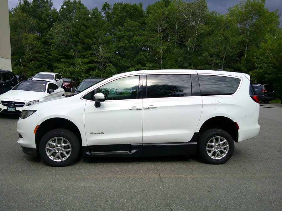 White Chrysler Voyager image number 6