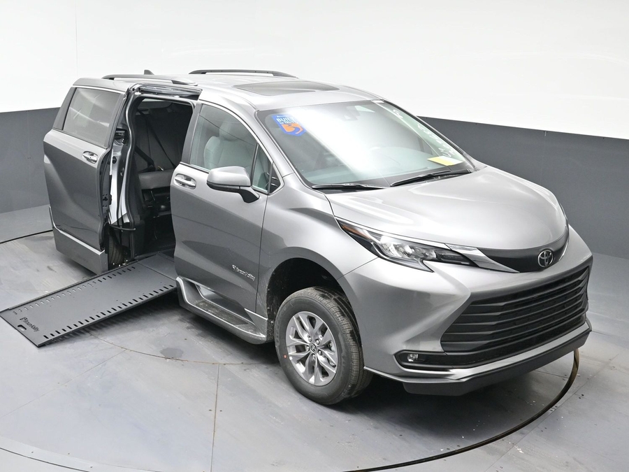 Grey Toyota Sienna image number 22