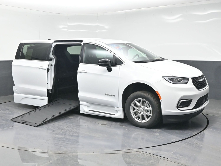 New 2025 Chrysler Pacifica Select Safety - BraunAbility Side Entry Entry In Floor Automatic Ramp
