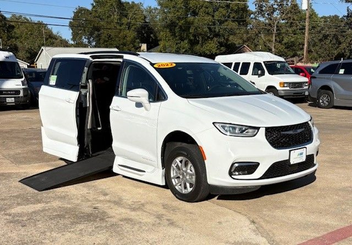 White Chrysler Pacifica image number 8