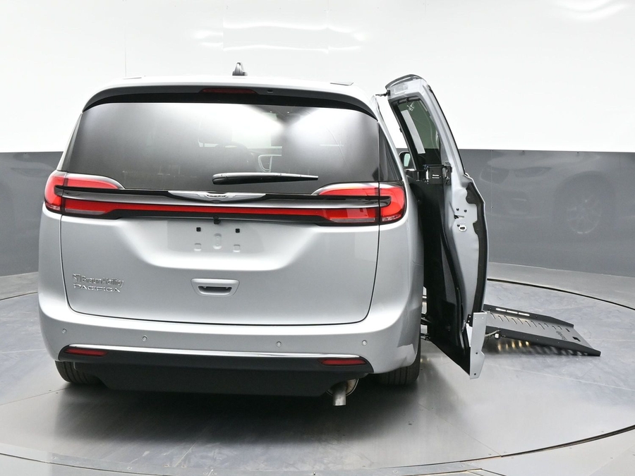 Silver Chrysler Pacifica image number 8