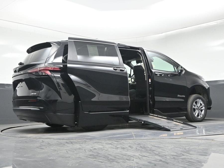New 2026 Toyota Sienna Hybrid Limited - BraunAbility Side Entry Fold Out Automatic Ramp