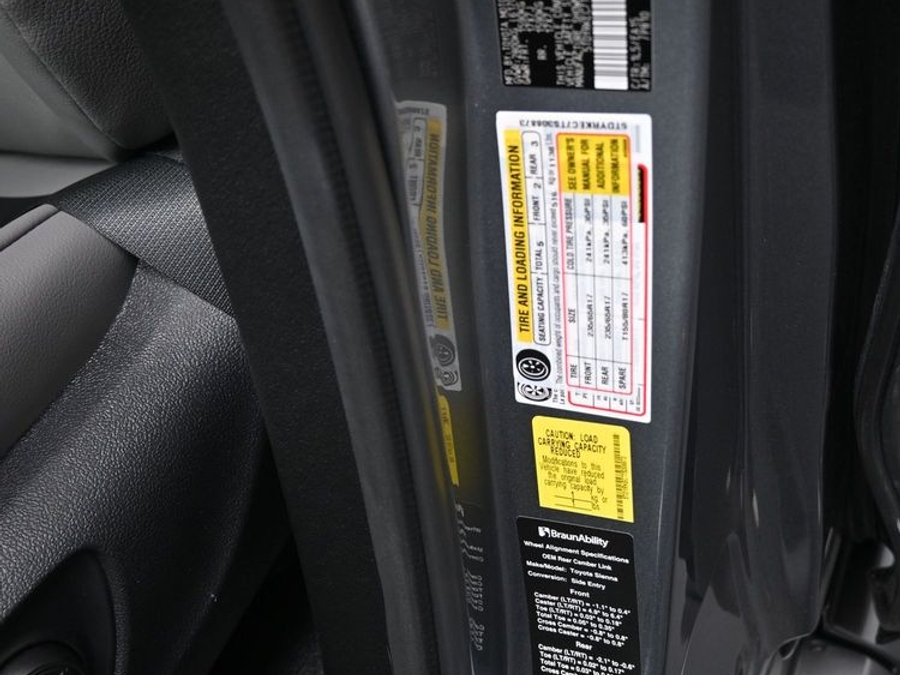 Grey Toyota Sienna image number 14