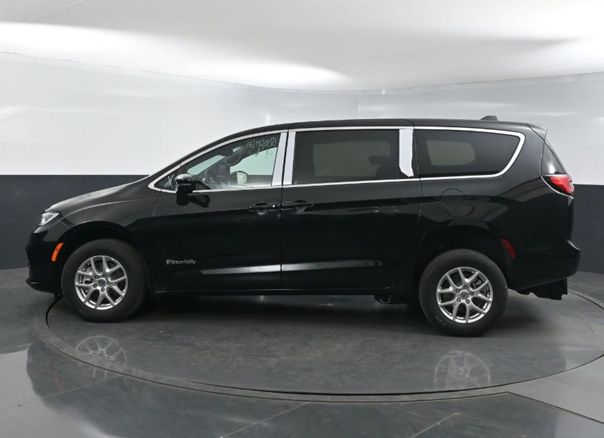 Black Chrysler Pacifica image number 3