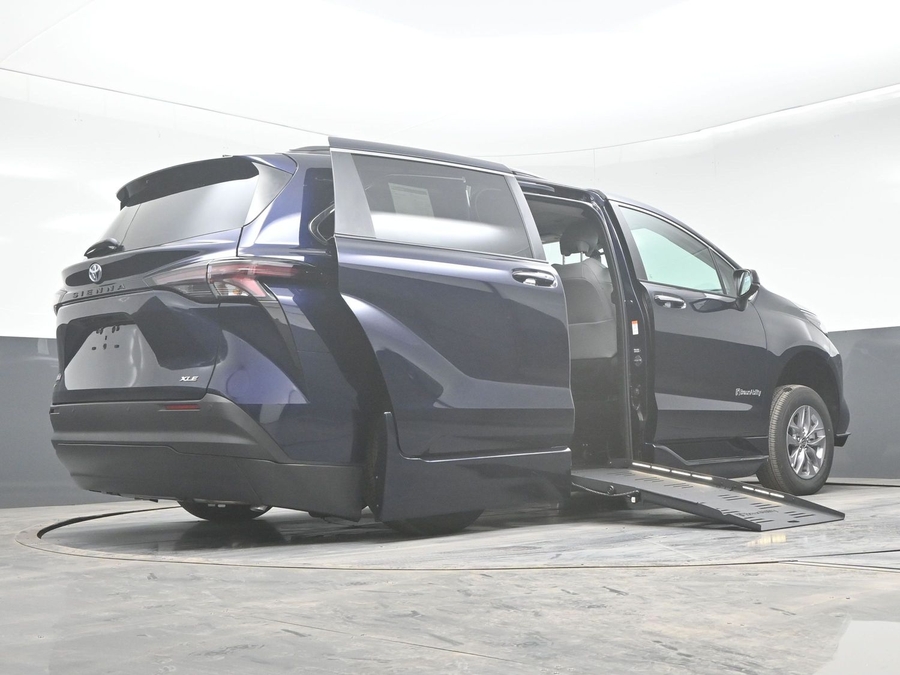 New 2025 Toyota Sienna Hybrid XLE Plus - BraunAbility Side Entry Entry Fold Out Automatic Ramp