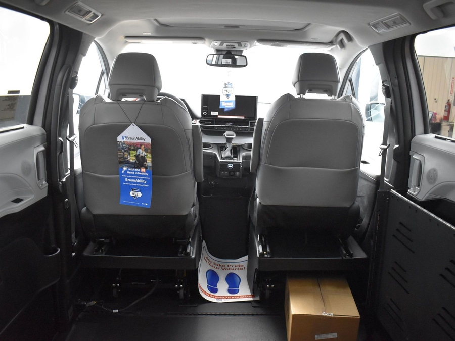 New 2025 Toyota Sienna Hybrid XLE Base - BraunAbility Side Entry Entry Fold Out Automatic Ramp