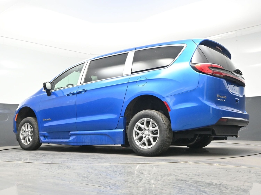 Blue Chrysler Pacifica image number 17