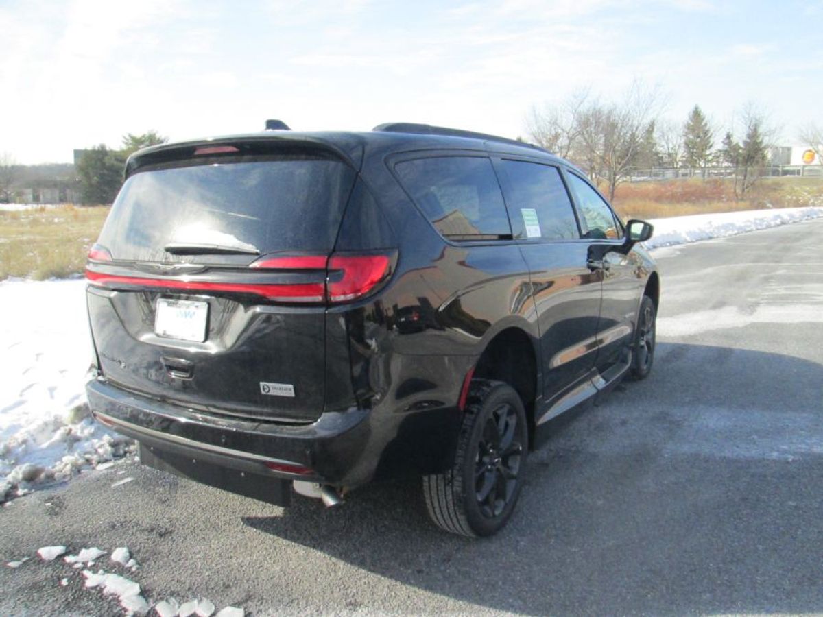 Black Chrysler Pacifica image number 4