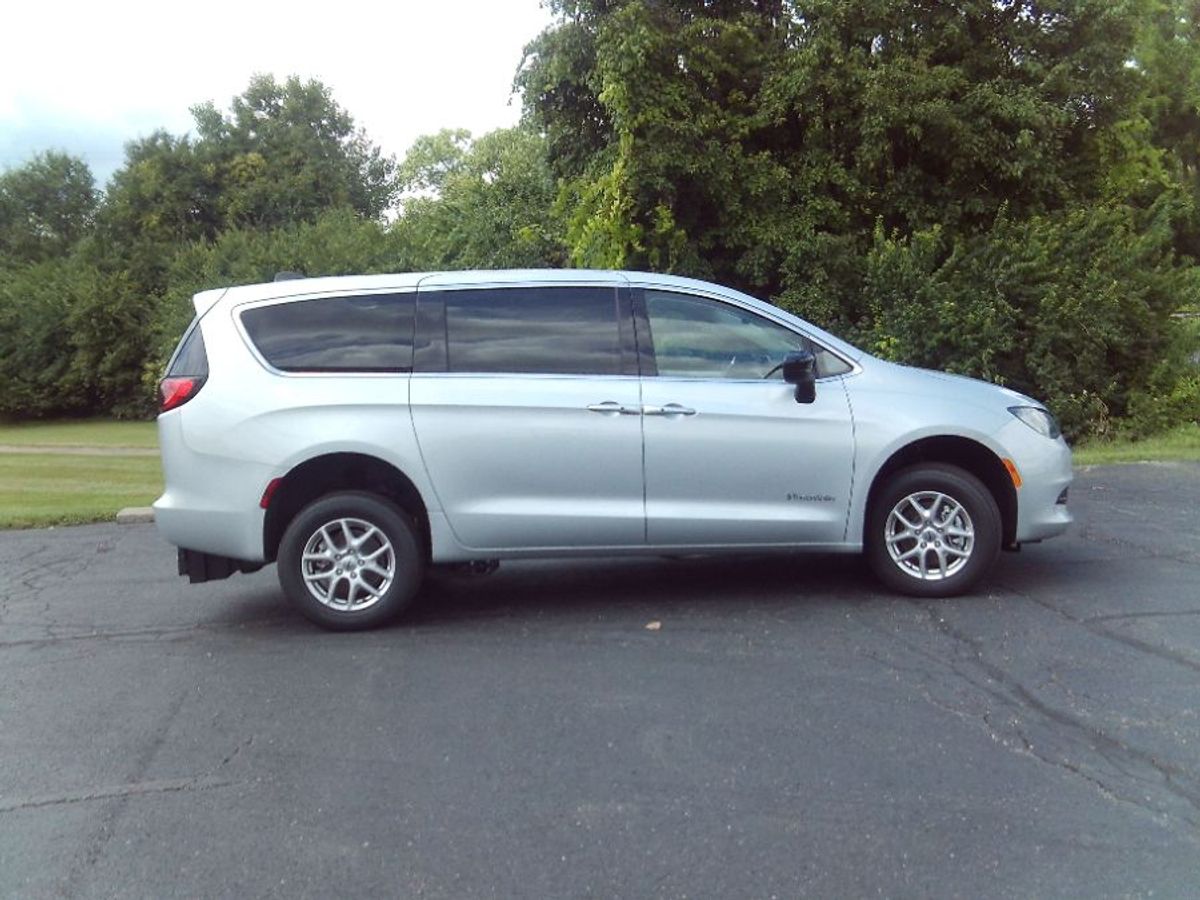 Silver Chrysler Voyager image number 24