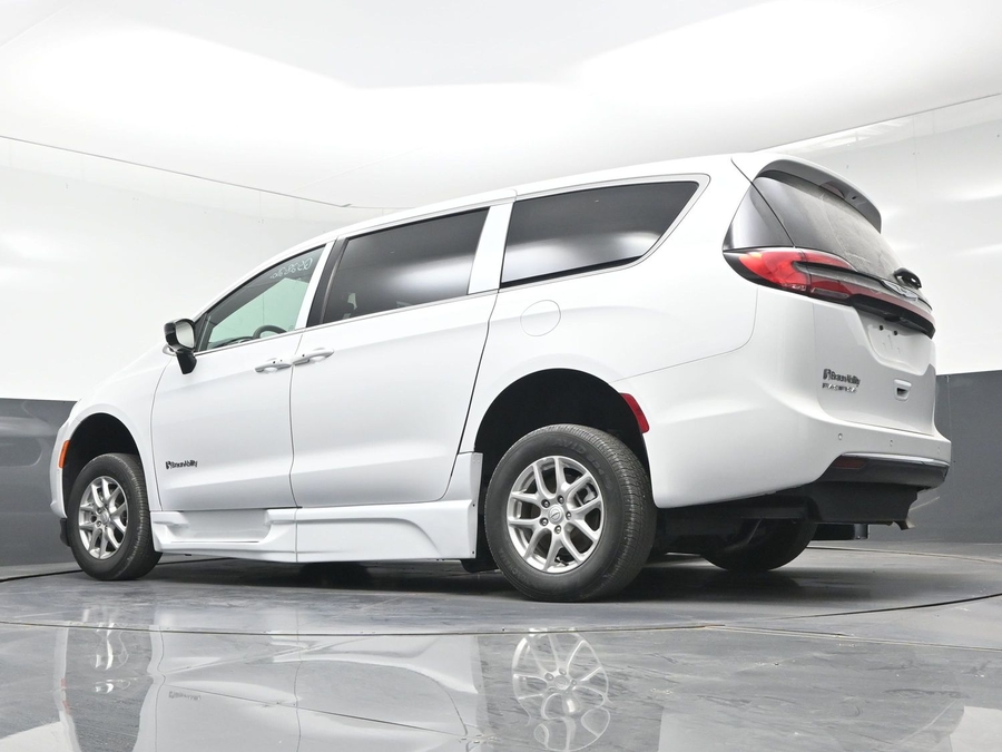 New 2026 Chrysler Pacifica Select Plus - BraunAbility Side Entry Entry In Floor Automatic Ramp