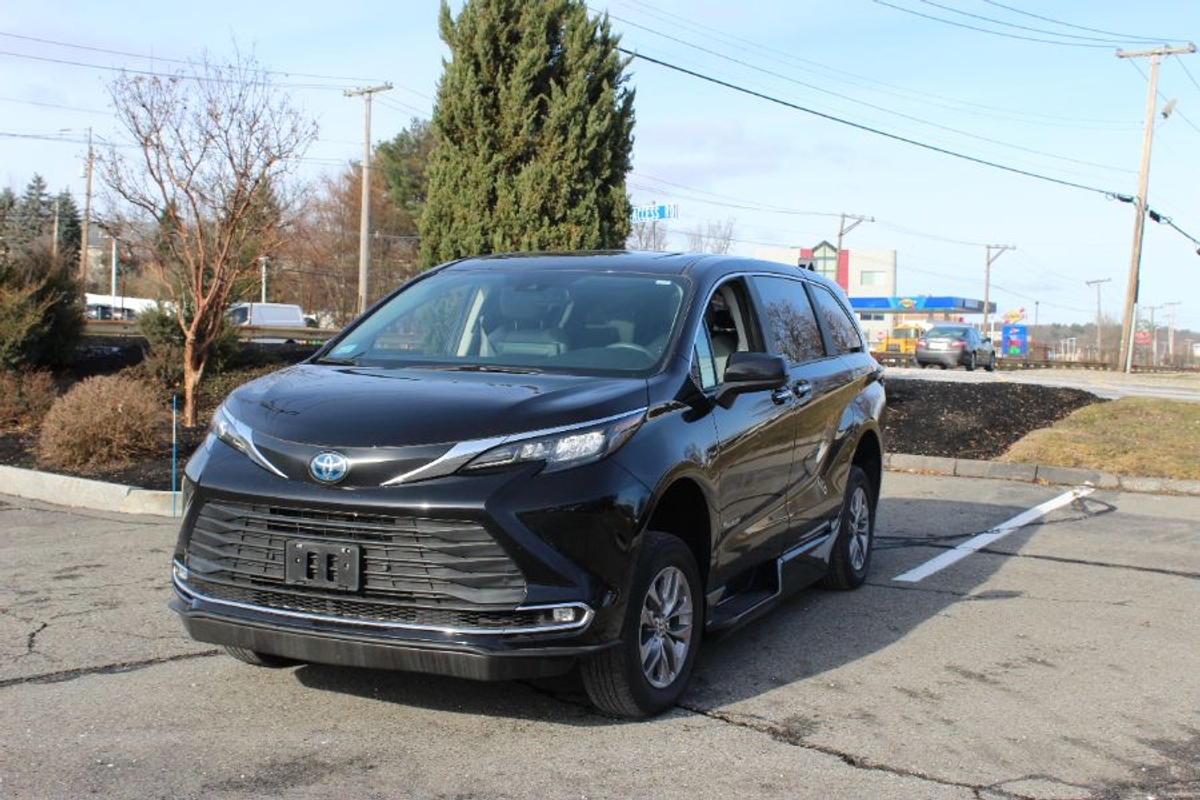 Black Toyota Sienna image number 3