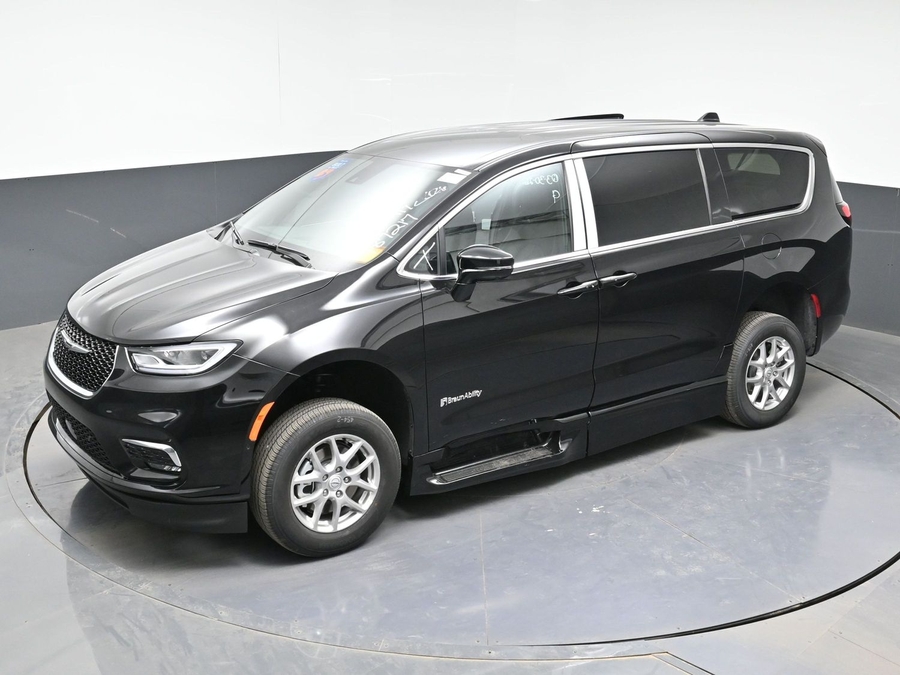 Black Chrysler Pacifica image number 20