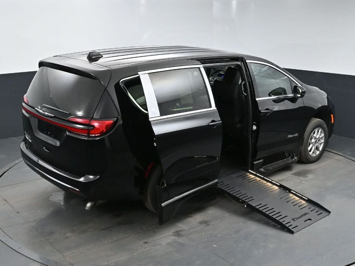 2025 CHRYSLER PACIFICA - Image 17