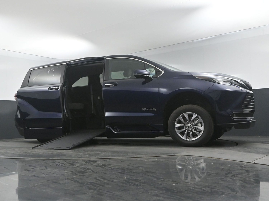 New 2025 Toyota Sienna Hybrid XLE Plus - BraunAbility Side Entry Entry In Floor Automatic Ramp