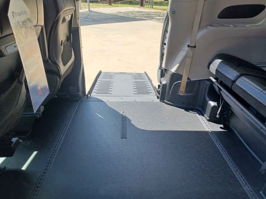 White Chrysler Pacifica image number 2