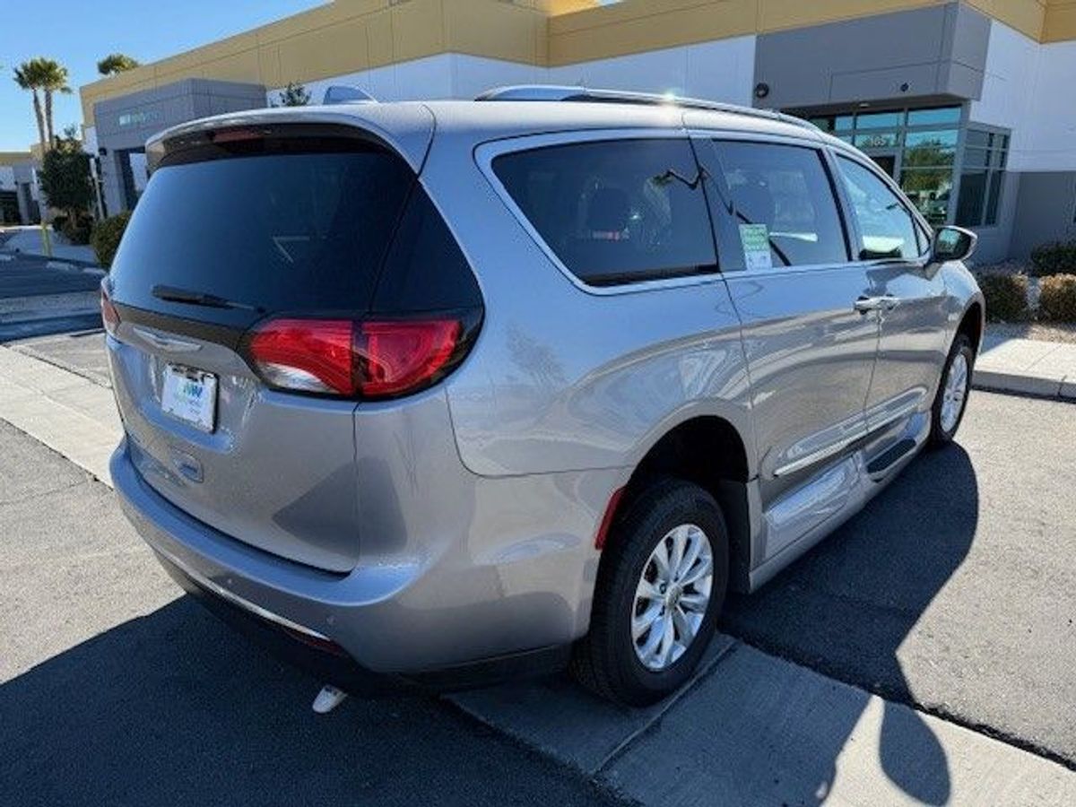 Silver Chrysler Pacifica image number 17