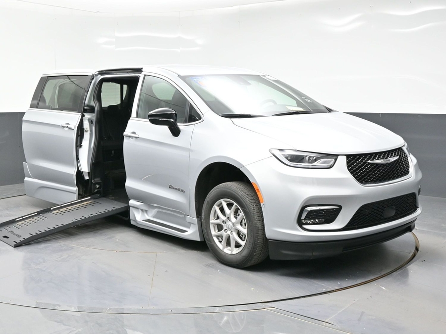 Silver Chrysler Pacifica image number 12