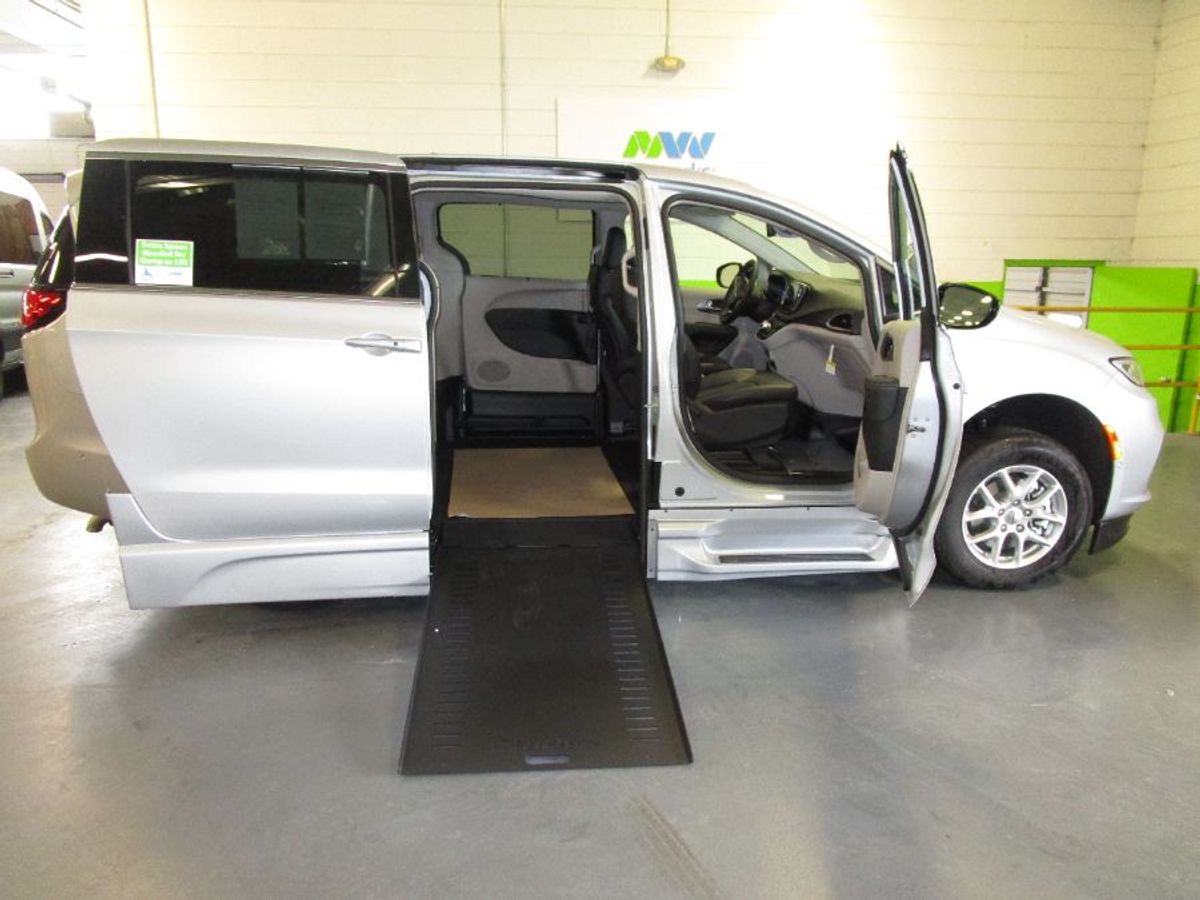 Silver Chrysler Pacifica image number 5