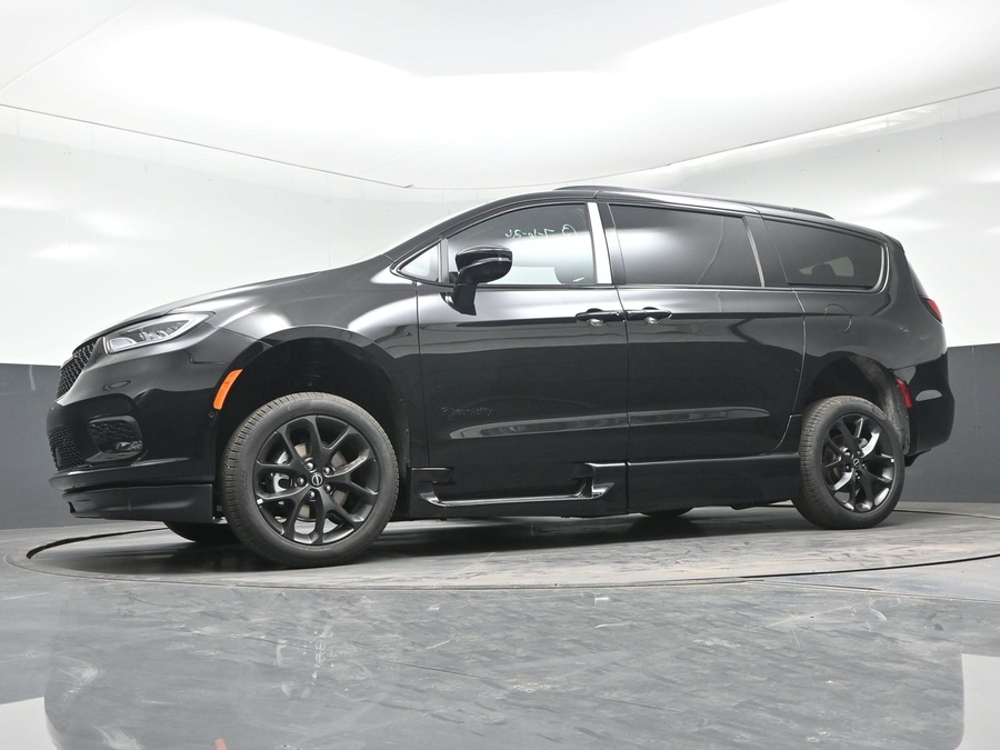 Black Chrysler Pacifica image number 17